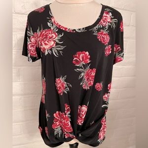 Candie’s Black with Red Floral Print Twist Front Short-sleeved Blouse, sz L